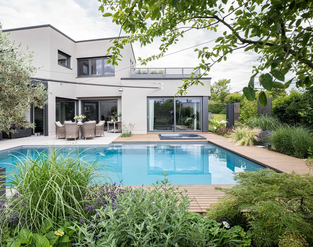 Wellnessgarten mit Pool & Whirlpool