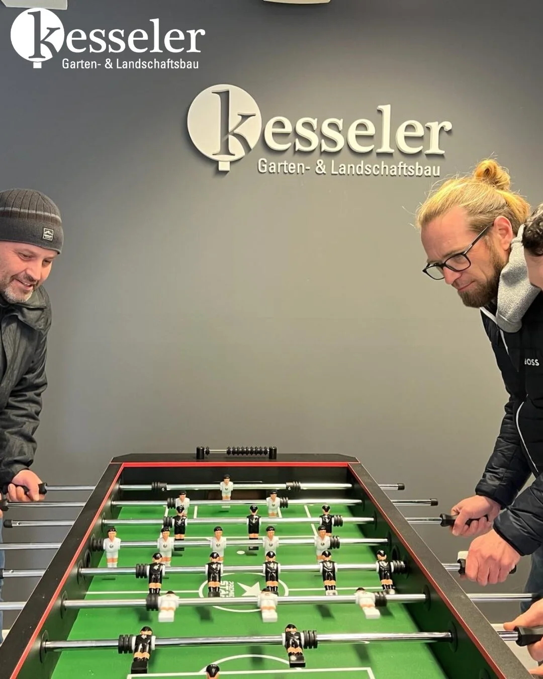 Nach dem Teammeeting ist vor dem Teamplay. Bei uns werden Teamgeist und gemeinsam Spa&szlig; haben gro&szlig;geschrieben. Deswegen folgt auf unsere Meetings gerne die eine oder andere hei&szlig; umk&auml;mpfte Partie Kicker. ⚽

Kicker-Fans hier, die 