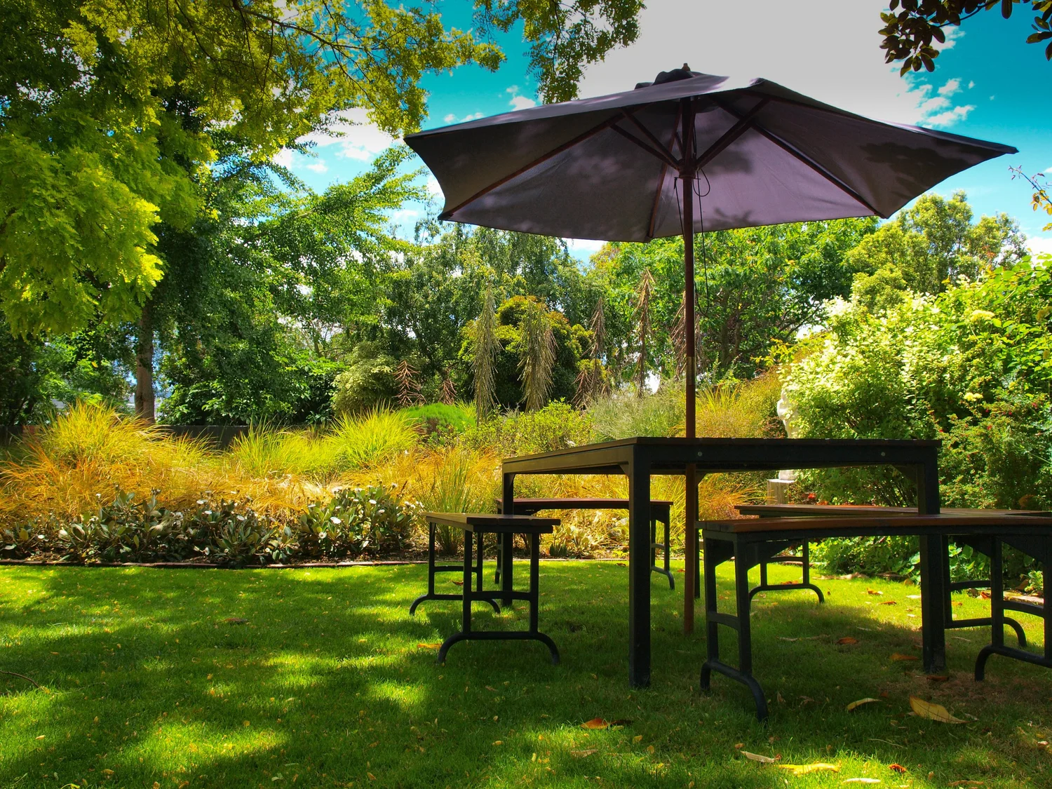 Garten mit Sitzplatz und Sonnenschirm