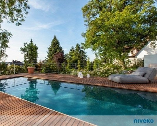 Pool mit Holzterrasse