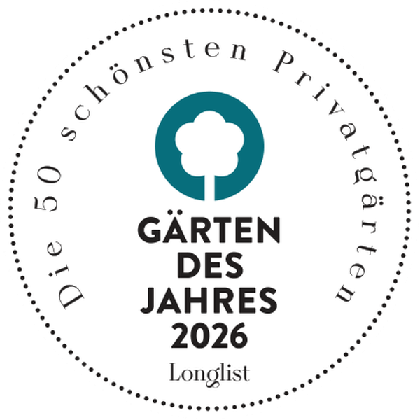 Signum 'Gärten des Jahres 2026' Auszeichnung für einen Garten in der 'Longlist'. Es erwähnt auch, dass die Gärten zu den 50 schönsten Privatgärten 2026 gehören.
