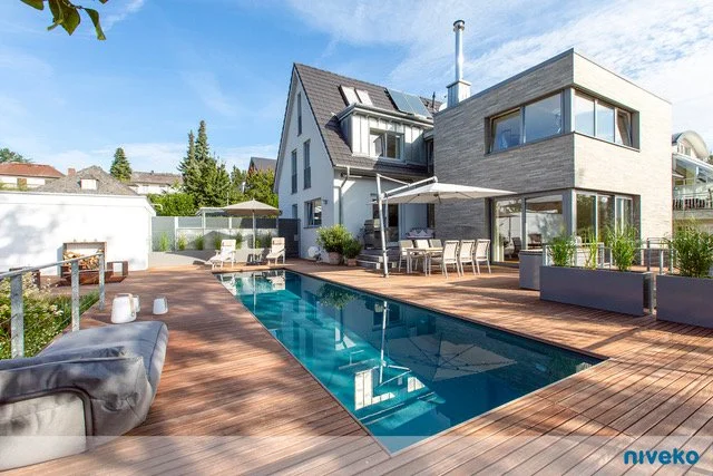 Klassischer Designpool mit klaren Linien und moderner Pooltechnik