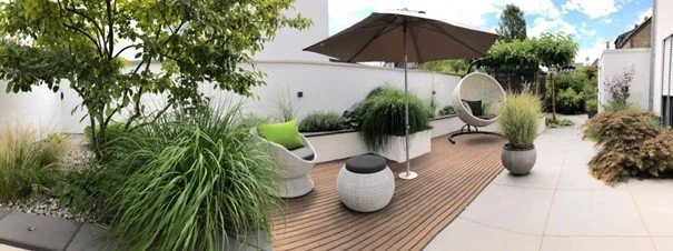 Moderne Holzterrasse
