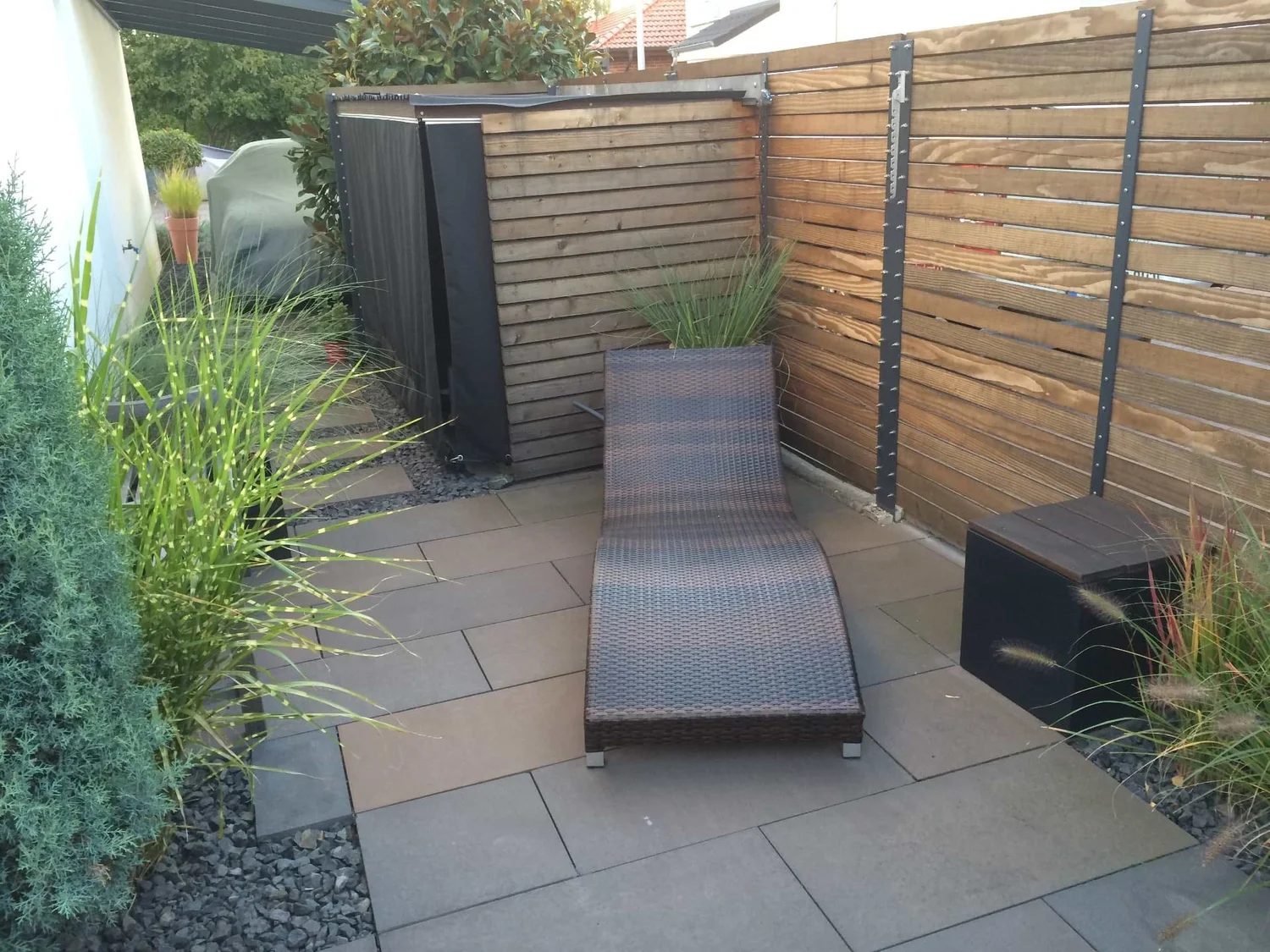 Gartenlounge auf Natursteinterrasse