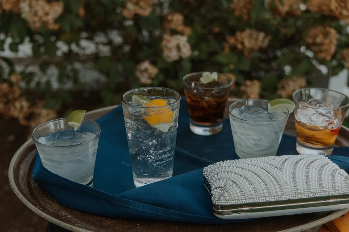 Happy Monday, friends! May your week be filled with pretty drinks and sparkly things 🍸💎🍹🤍

#newenglandweddingphotographer #maineweddingphotographer #southernmaineweddingphotographer #newenglandwedding