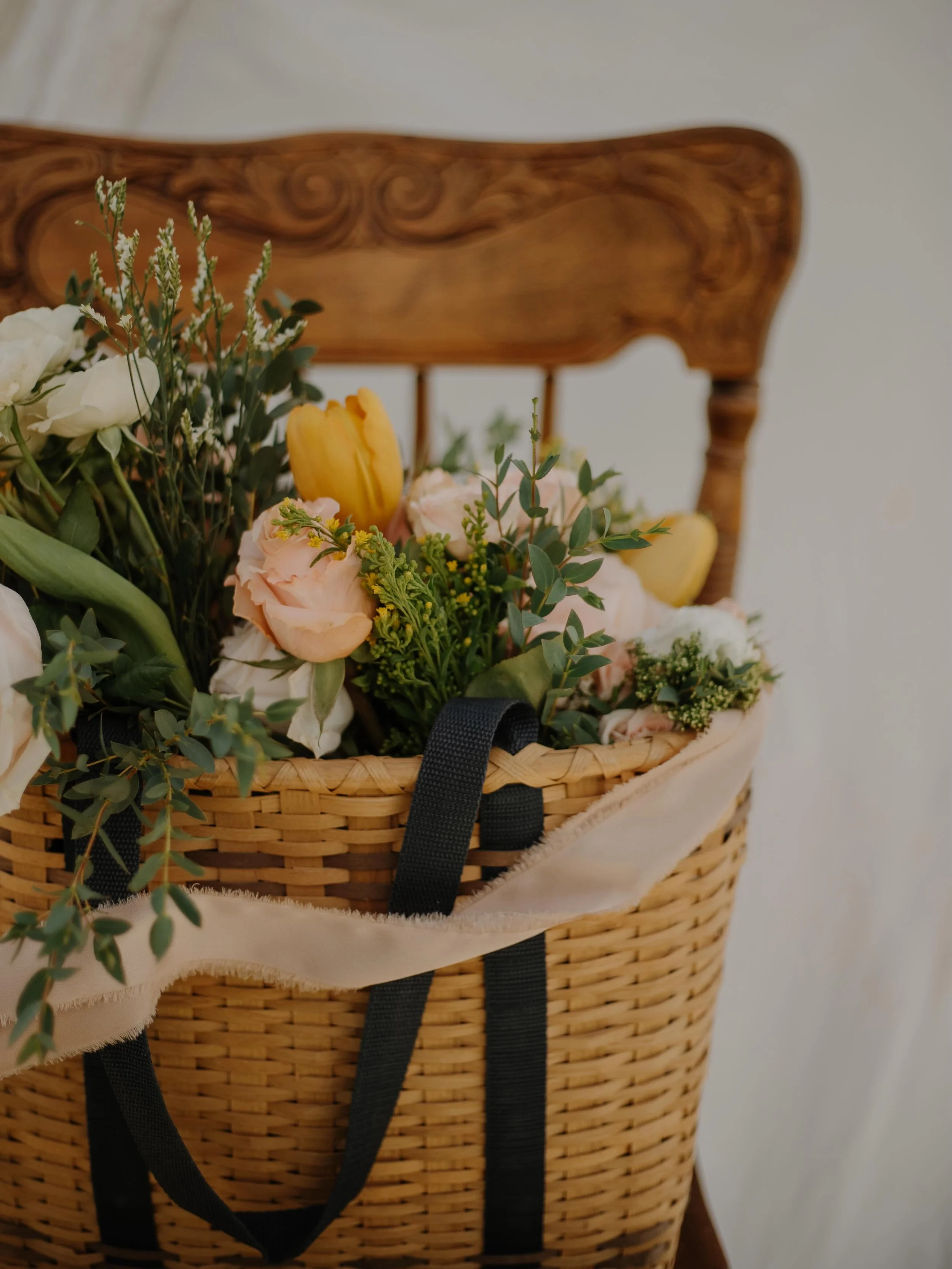 Collab with the incredible @antho_maine for Mother&rsquo;s Day was a SUCCESS!! How gorgeous are these blooms?! I&rsquo;m so obsessed I kept some for my home (see the last slide!). Thank you Anna for being the BEST 💐💕🧺🌷
