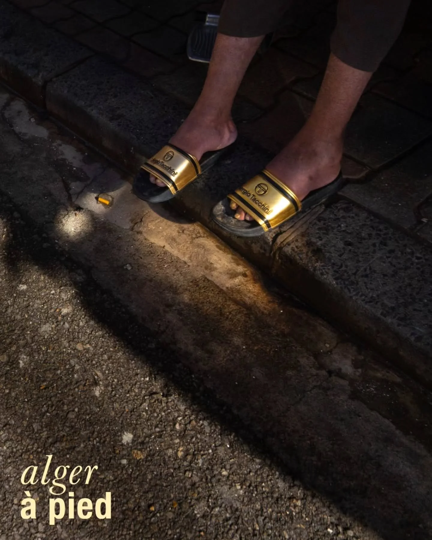 alger &agrave; pied (December 2025)

In Algiers, the city is carried by feet. The urban fabric is shaped by slopes, stairs, broken pavements and narrow passageways. Walking remains one of the most common ways of moving through the city, especially in