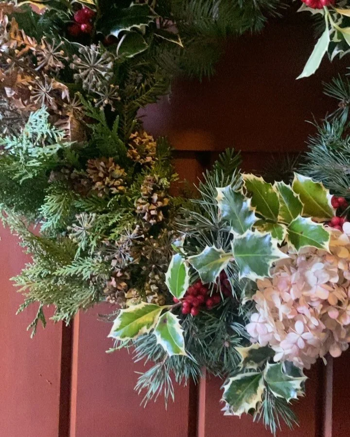 Hanging wreaths, decorating trees, baking cookies and sweet hot chocolate. It really is the most wonderful time of the year. #yyjdecor #westcoastbestcoast #christmasisalmosthere #allnaturaldecor #natureisamazing