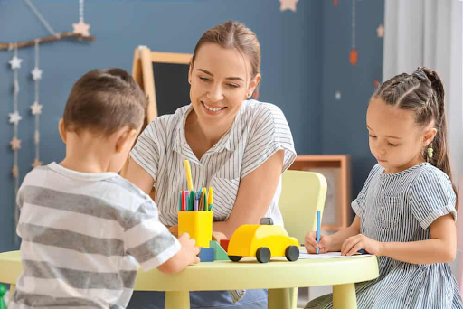 The Benefits of Hiring a Professional Nanny vs. Daycare!