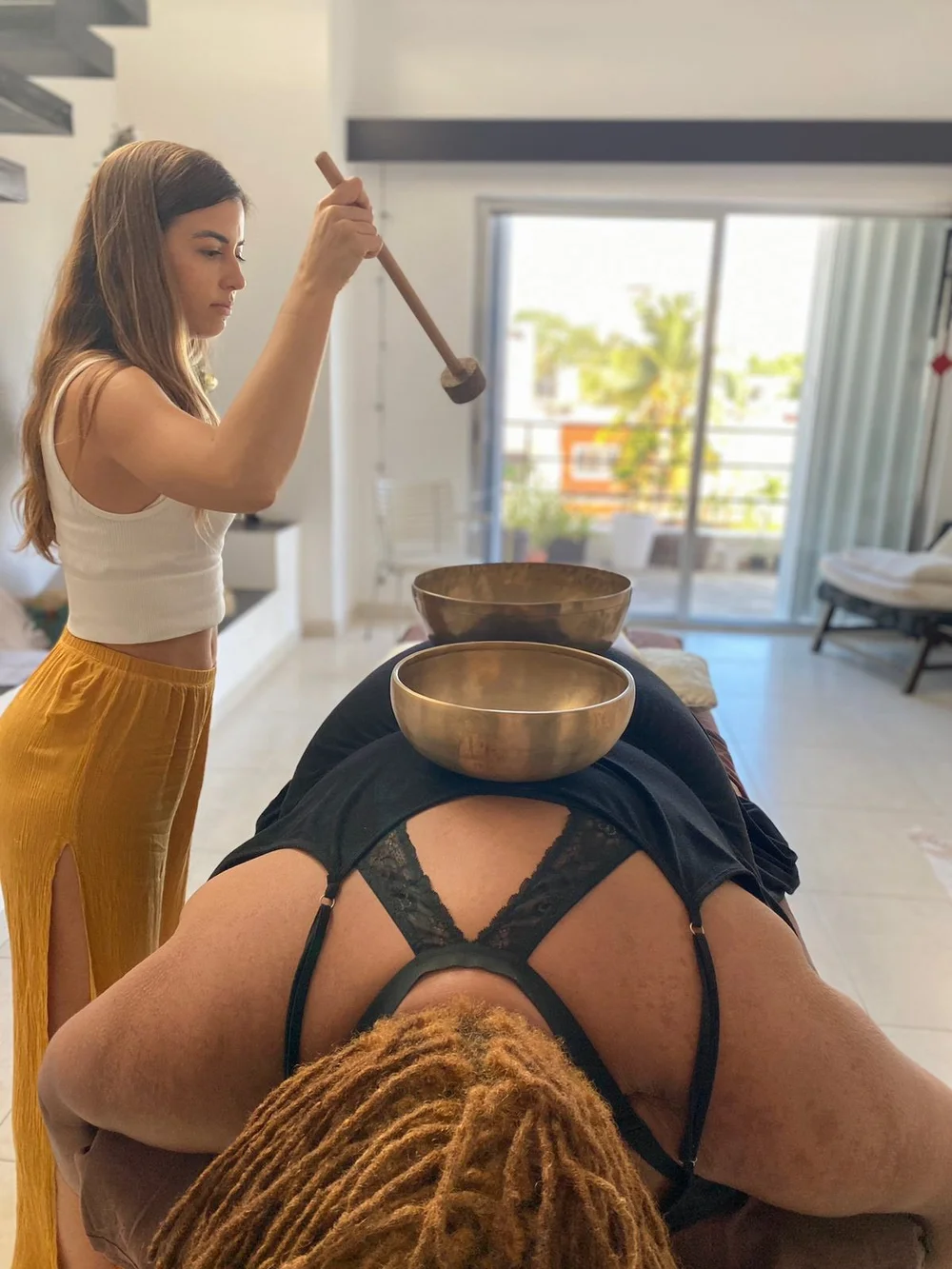 A 1:1 sound healing therapy session