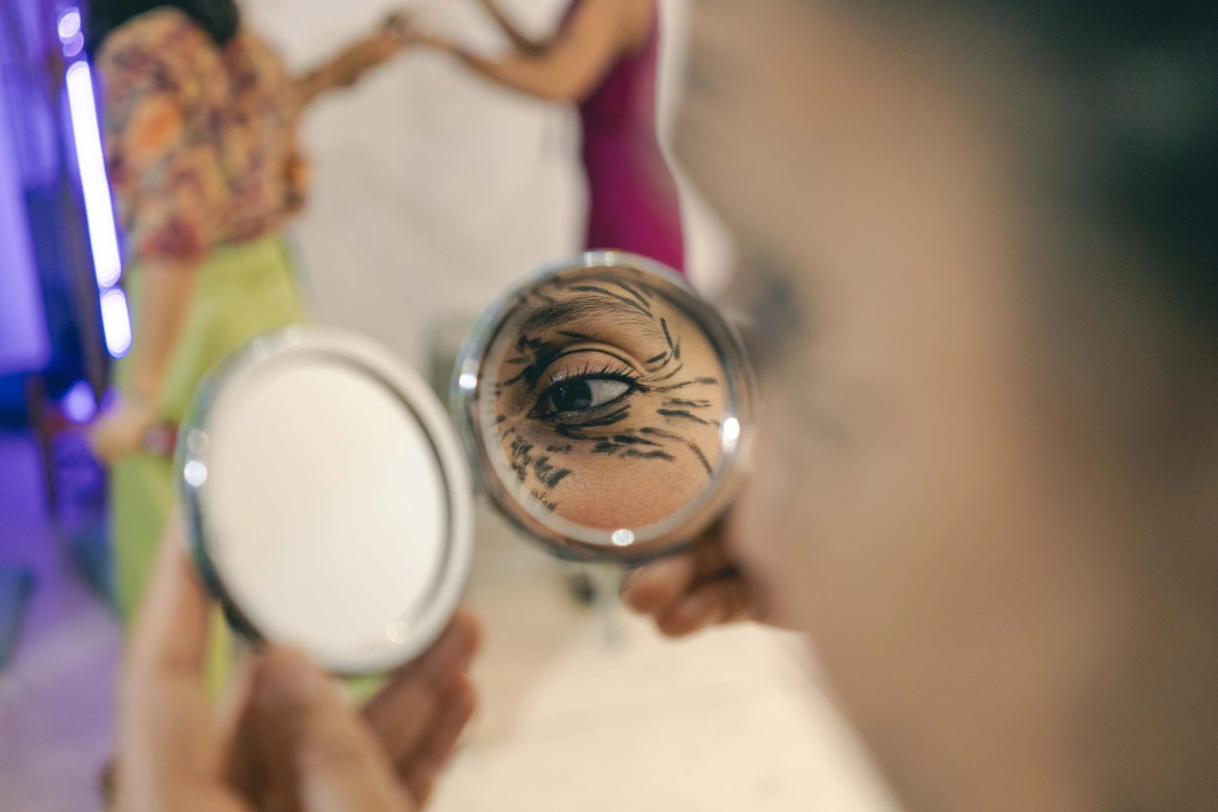 rides, jeunisme, vieillesse, injonction, jeune, belle, botox, collagène, miroir, beauté