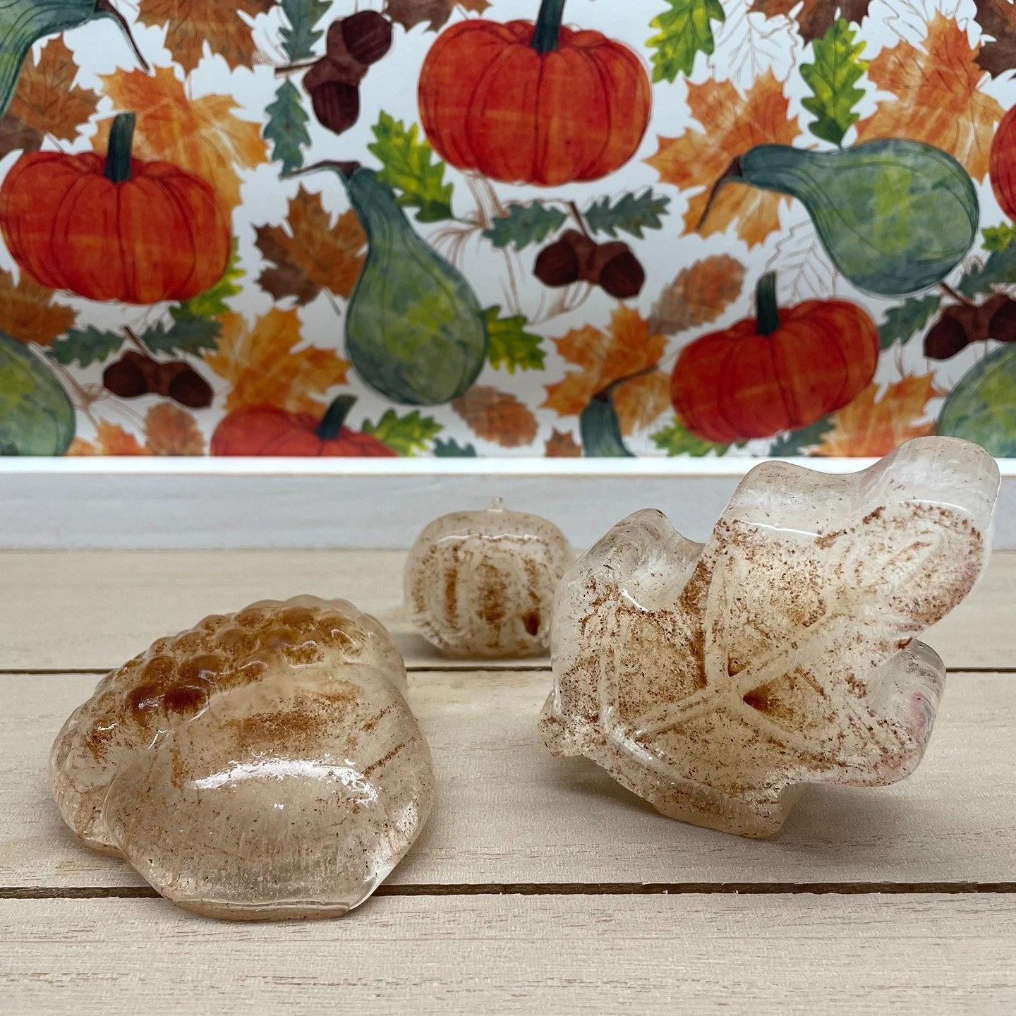 Fall in love with our fall flavors...which includes our pumpkin spice flavored ice! And 3 seasonal shapes are included in one bag of ice. Perrrrrrfect for your iced coffee, apple cider, or fall-inspired mocktail 🧡

#pumpkinspice #falldrinks
