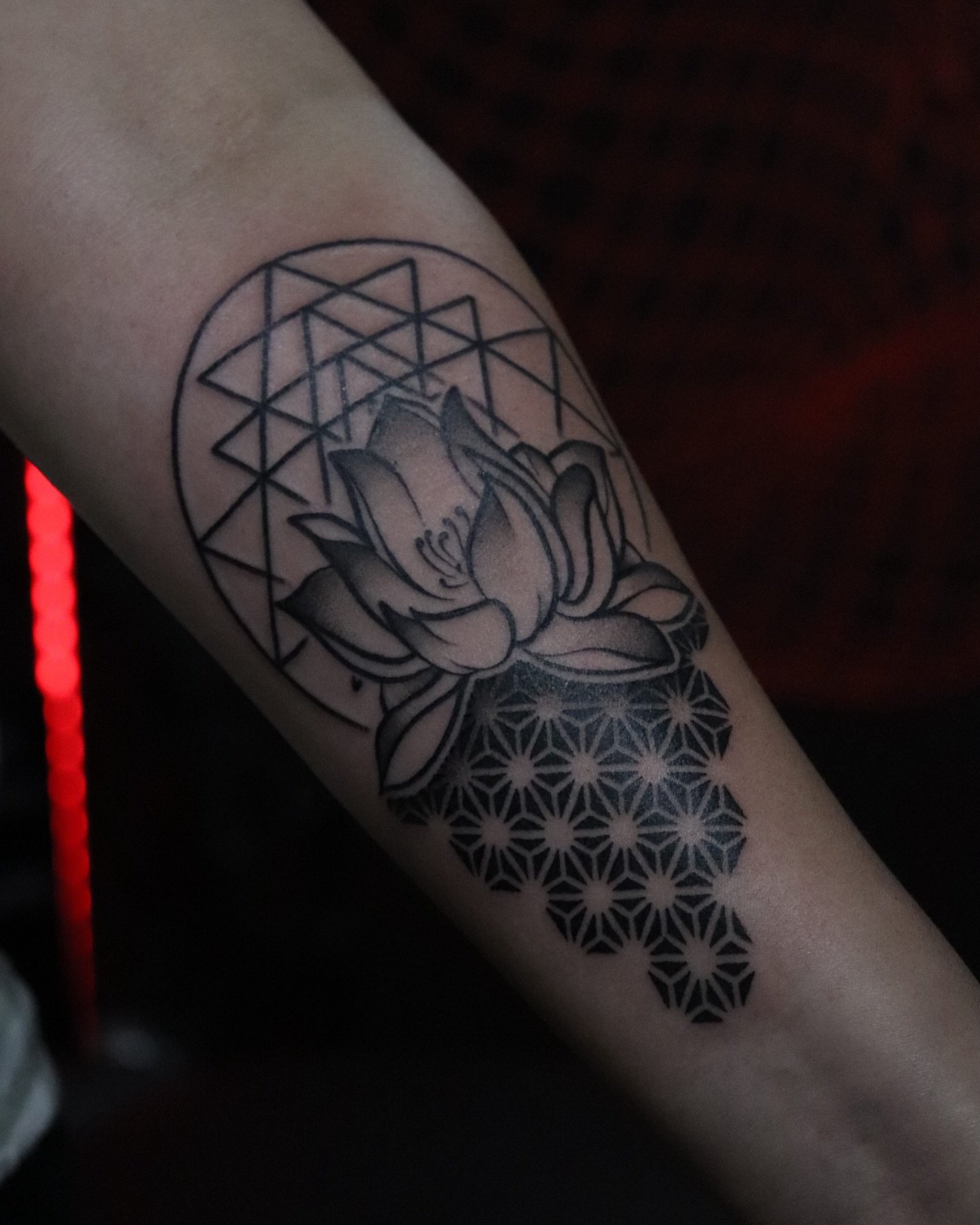 Lotus piece I did at @lovemore a bit ago.
-
#lotustattoo #geometrictattoo #dotworktattoo #tattooideas #tattooinspiration #sacredgeometry