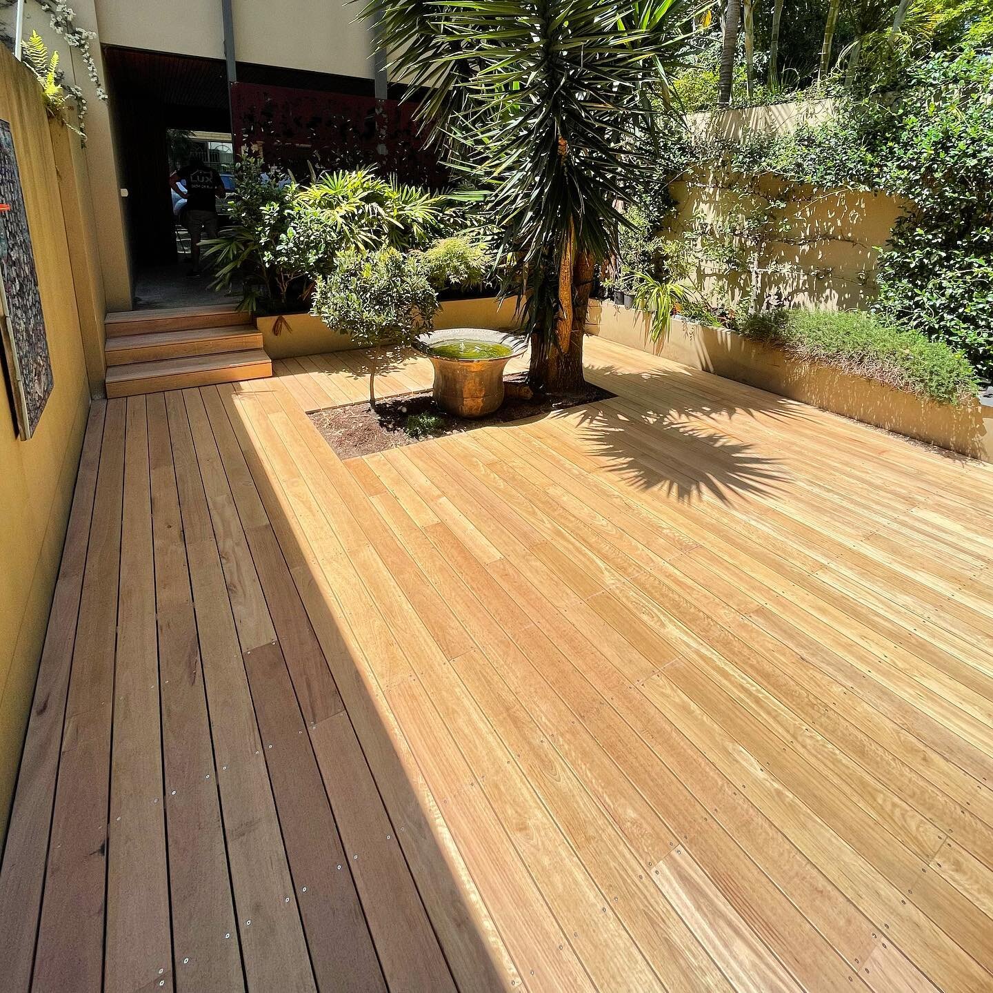 Our Surry Hills project is now complete! 

Removal of old timber deck, rotten frame work and installation of new 135mm Blackbutt timber decking! 

Swipe left to see a few of the before and after photos👈🏼