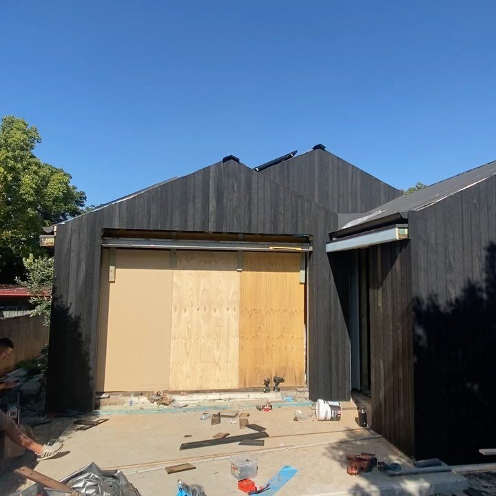 Willoughby Project! ⁣
⁣
Our recently completed Charred Ash Cladding project! Our team completed up to 150sqm of cladding to this newly renovated home in Willoughby! ⁣
⁣
Swipe ➡️➡️➡️ to see the before and after photos of this great job!