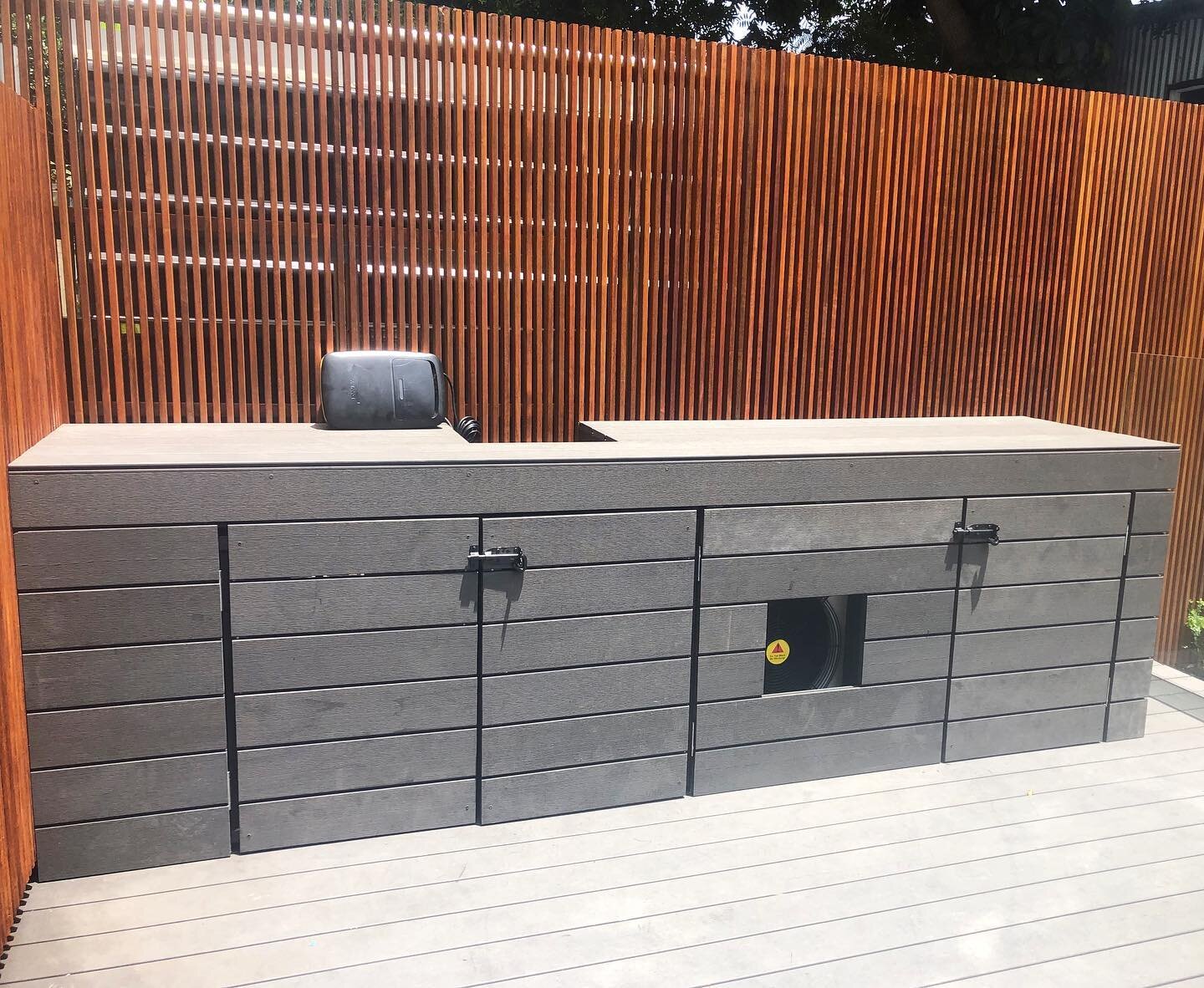 One of our recently completed projects in Marrickville.⁣
⁣
Our client wanted to conceal their existing pool pump to improve the aesthetic of their pool and backyard area. We constructed a timber frame and installed decking to cover the pool box as we