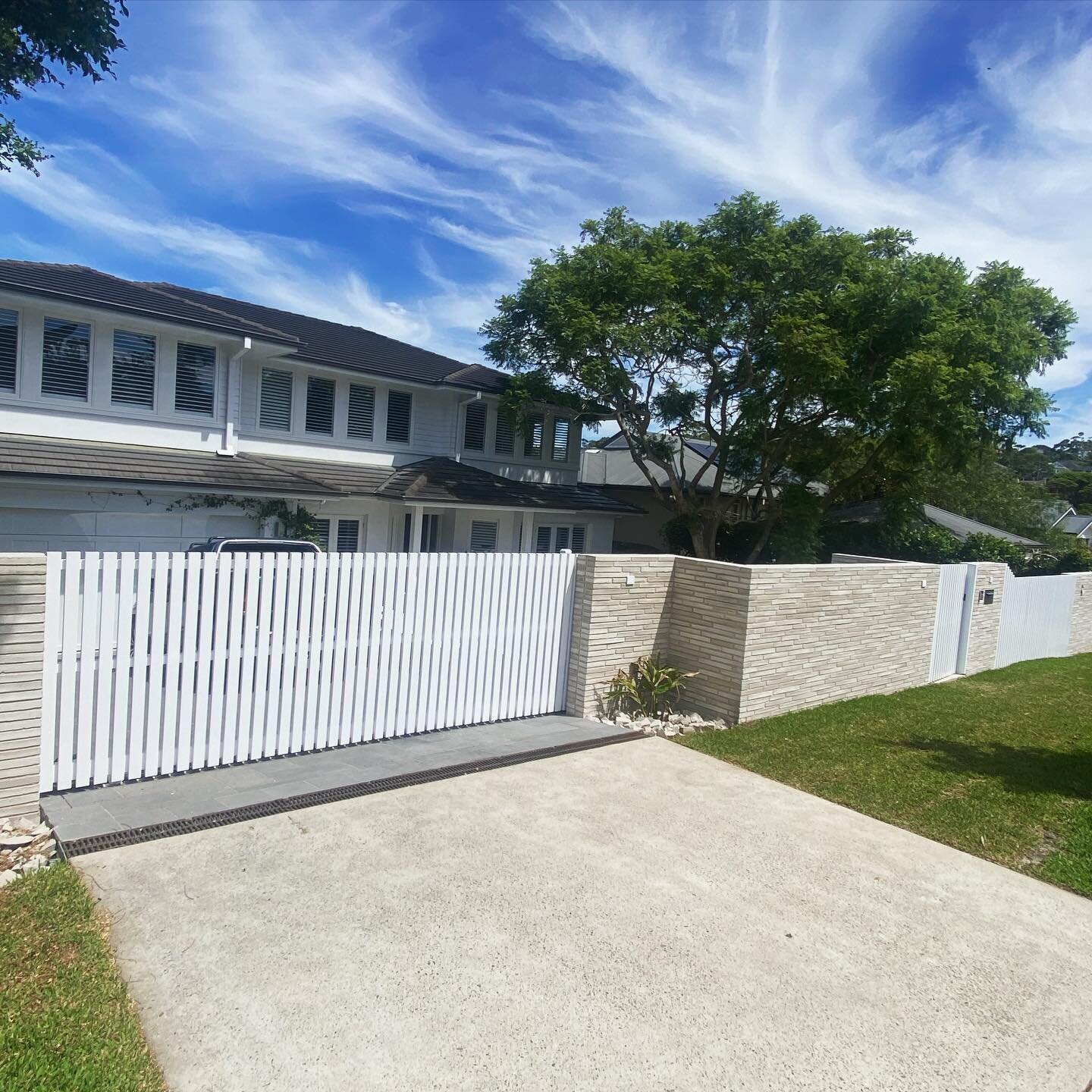 Another one of our recently completed projects handed over in time for the Christmas break!
⠀
New front fence, entry gate and driveway gate built for our repeat client @nswdesignconstruction ⠀
⠀
We also built a custom bench seat to compliment the new