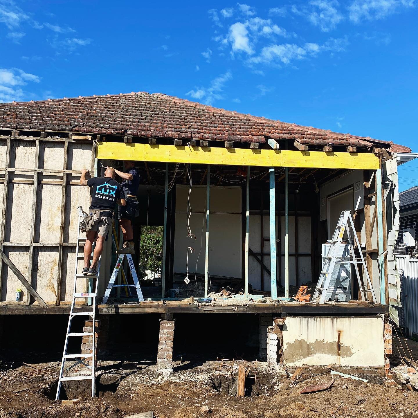 Sneak peak of our new extension project commencing this week! 

Demolition of the existing external wall and installation of timber LVL beams completed by the @luxcarpentryconstruction team. 

Now ready for walls and roof framing! Stay tuned...