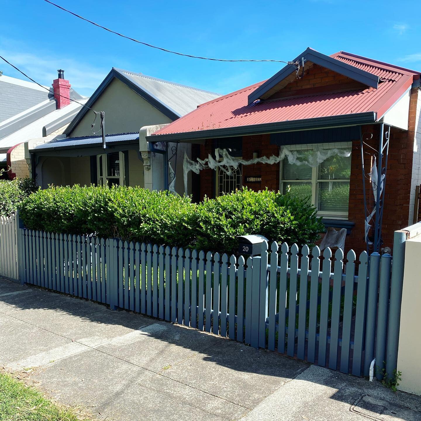 The perfect example of small home improvements that go a long way! 

Our clients existing fence was old and rotting and in need of replacement. In the same day we were able to transform this homes entrance, installing a new front fence and timber gat