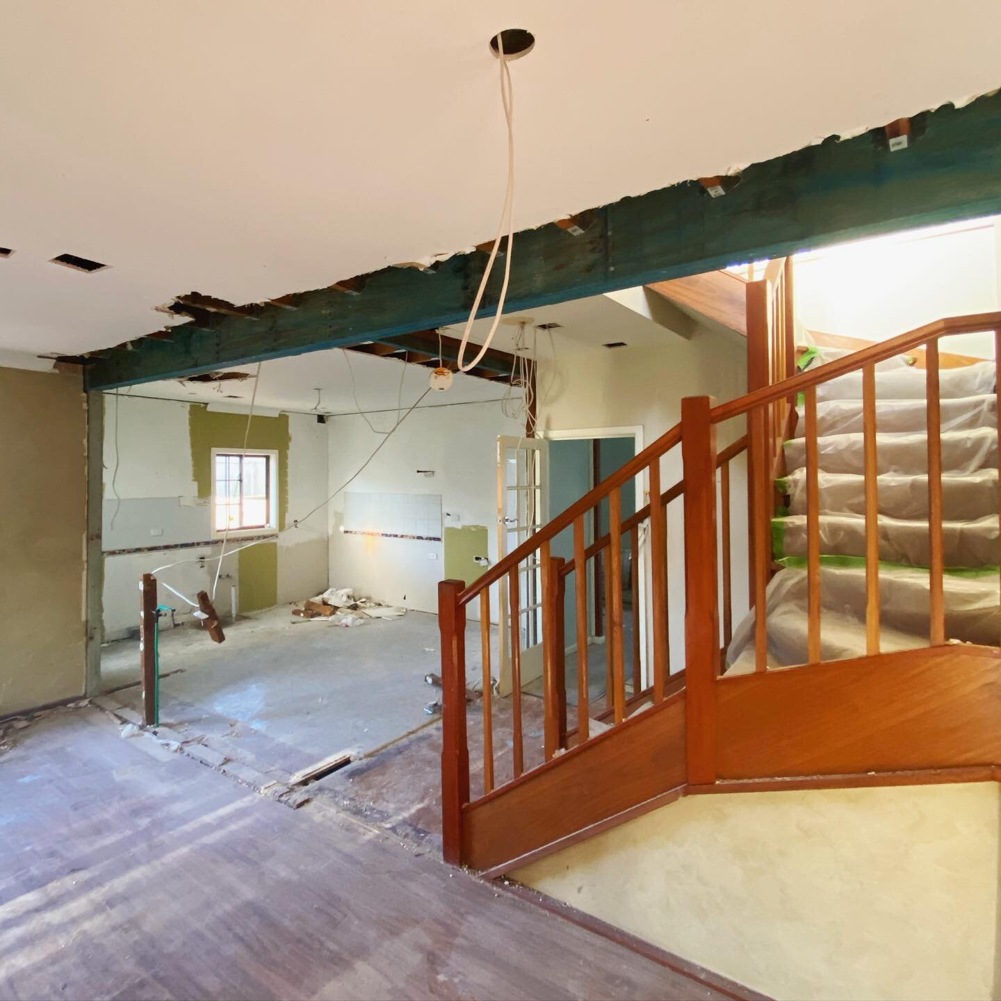 Our client @sembuild_pty_ltd came to us wanting to remove two load bearing walls to open up their main living area.⁣
⁣
The existing load bearing walls were removed and a custom 450 x 63 doubled up LVL Beam was installed to support the new load bearin
