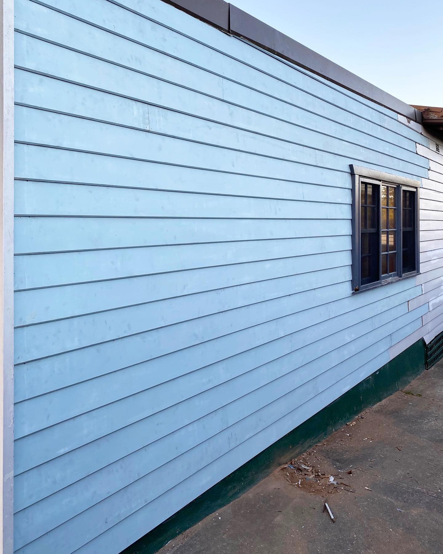 Old, damaged cladding originally installed in the 80s in much need of replacement at this home in Greenacre⁣
⁣
Damaged cladding was removed and replaced to bring this house back to its original state! Now ready for sanding and painting⁣
⁣
👈🏼 Swipe 