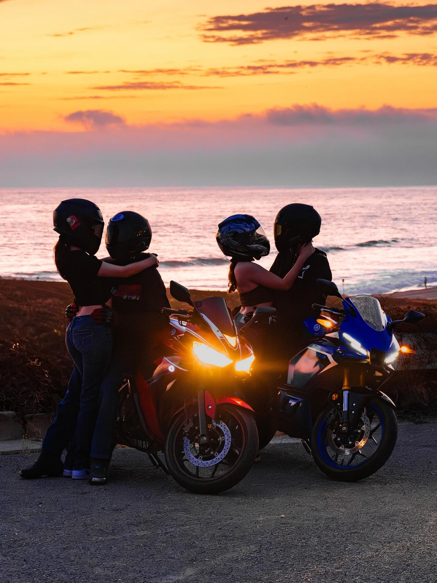 Motorcycles and sunsets.
.
.
.
.
#cali #pch #101 #pacificcoasthighway #motorcycle #yamaha #r3 #r6 #r1 #oceansidecalifornia🌊 #carlsbad #oside #cbad #enci #encinitas #cruisin #view #goldenhourglow #rollers