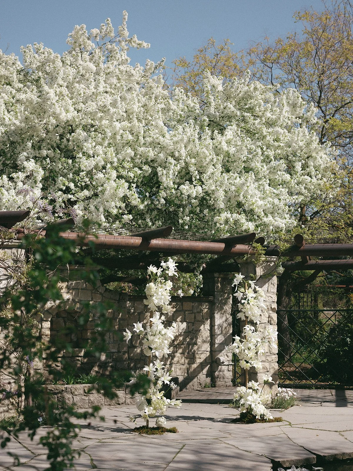 tuscan-inspired-wedding-editorial-boise-idaho-italy-kayla-lucio-photo-cedar-box-blooms-sage-weddings-events-botanical-gardens-lily-floral-heavy-intimate-dinner-party-17.jpg
