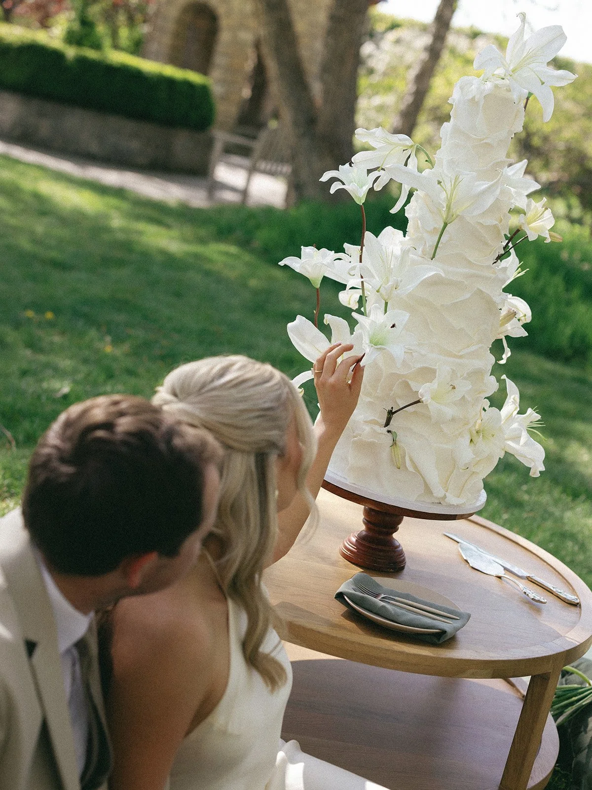 tuscan-inspired-wedding-editorial-boise-idaho-italy-kayla-lucio-photo-cedar-box-blooms-sage-weddings-events-botanical-gardens-lily-floral-heavy-intimate-dinner-party-112.jpg