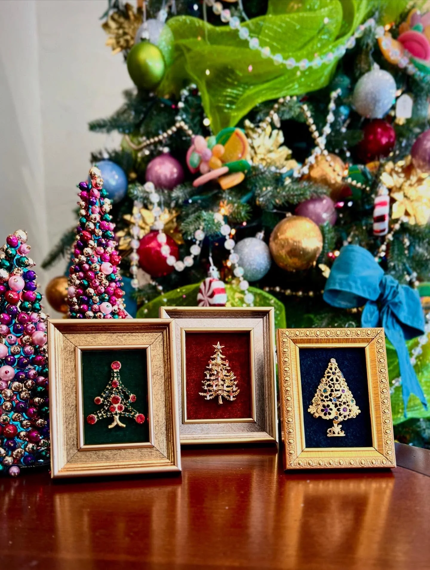 Shop with us today until 5:00 and tomorrow 10:00-noon. We have gifts to dazzle everyone on your list!🎄✨🎁

#shoplocal #supportlocal #smallbusiness #holidayshopping #complimentarygiftwrapping