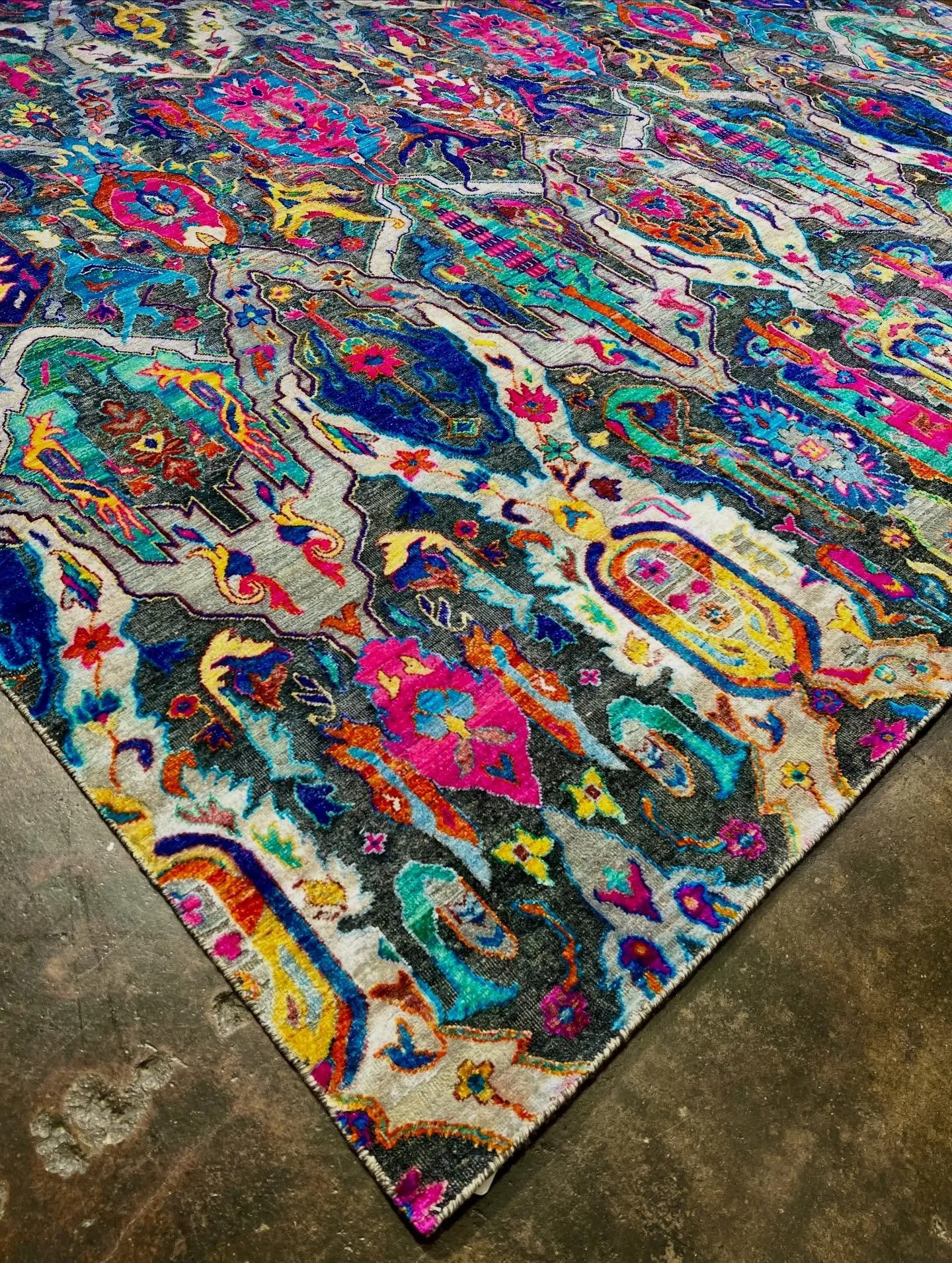 Make the New Year VIBRANT! The colors in this one-of-a-kind rug are unbelievably stunning!🤩 

#sarisilk #sarisilkrug #oneofakindrug #vibrantcolors #designerrugs