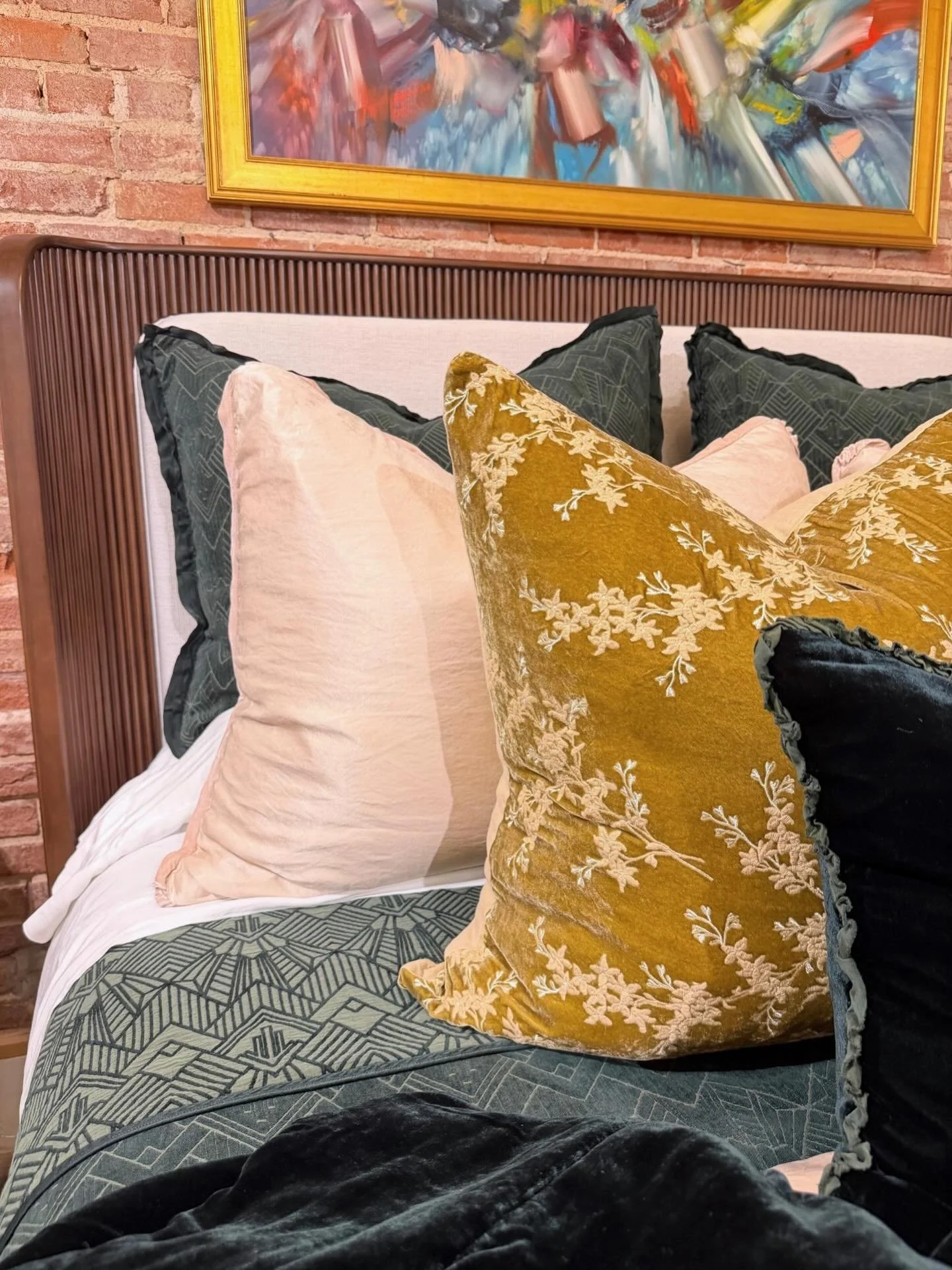 Celebrate the start of spring with our new arrivals from Bella Notte!

#bellanotte #bellanottelinens #luxurybedding #livableluxury