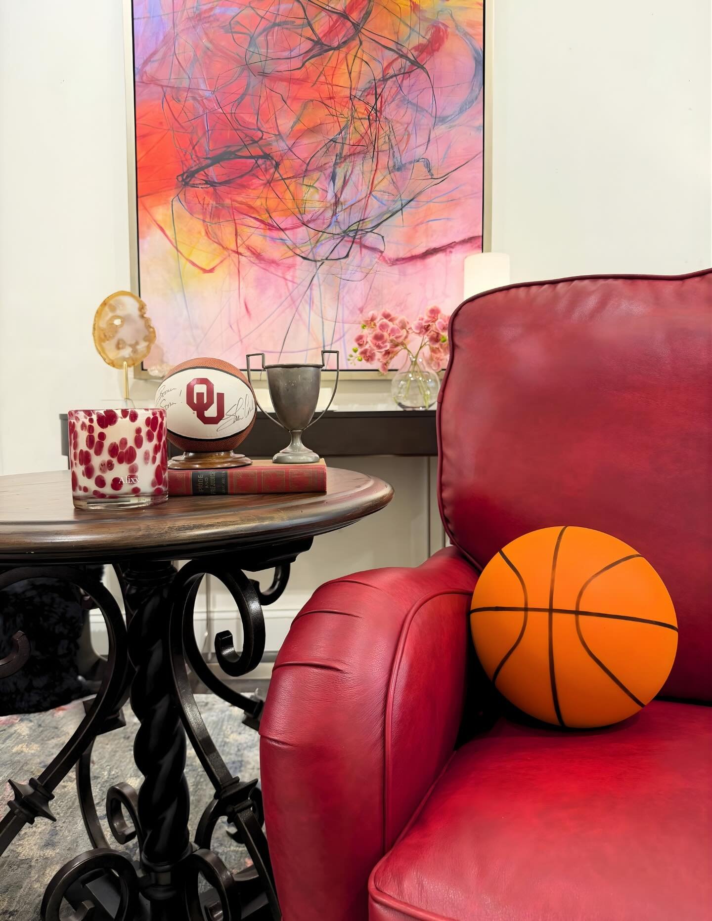 ❤️🤍🏀Furniture designed for days like these! Good luck OU Women&rsquo;s Basketball Team playing in the Sweet 16 today at 4:00! Boomer Sooner!

#universityofoklahoma #oubasketball #sooners #boomersooner