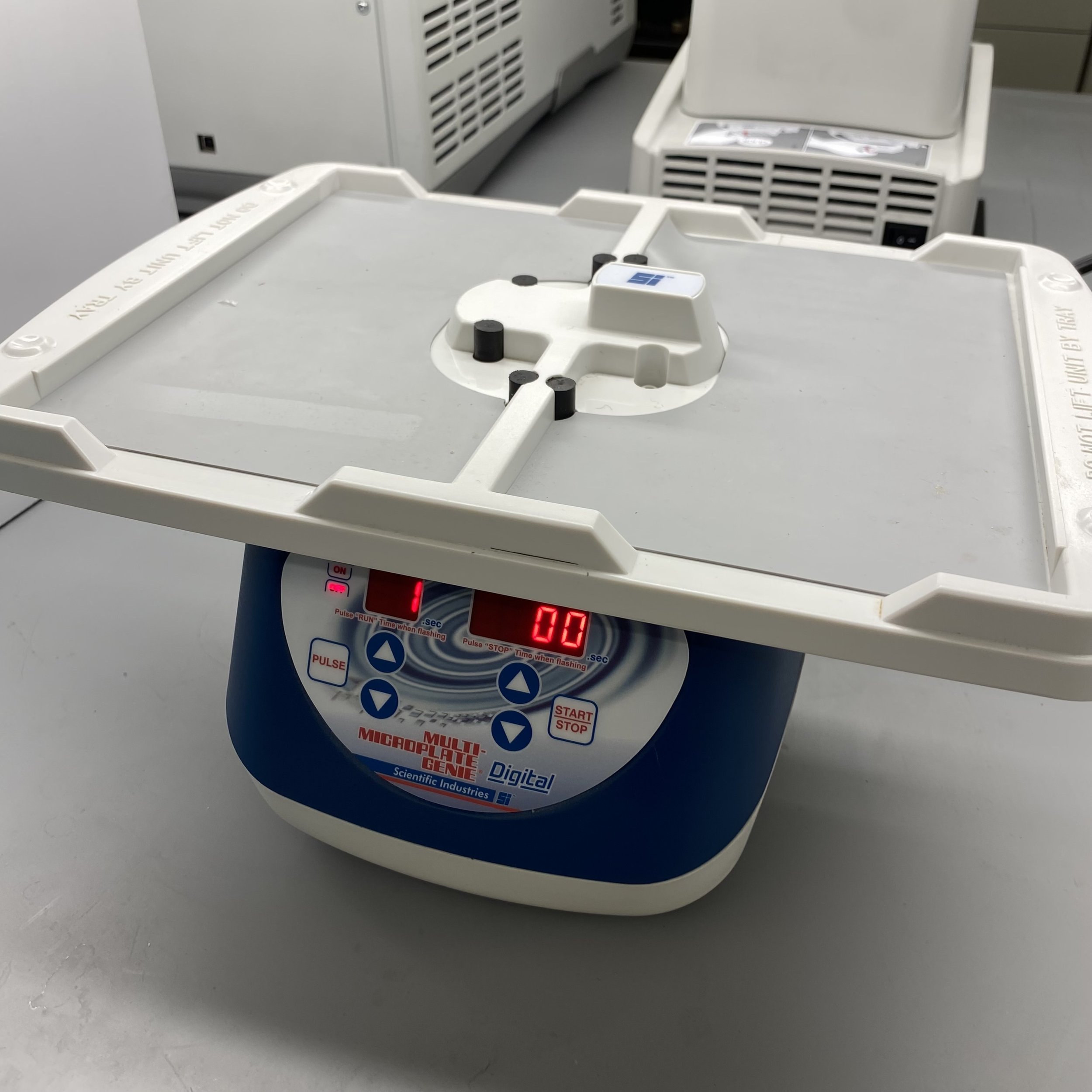 Multi-microplate shaker