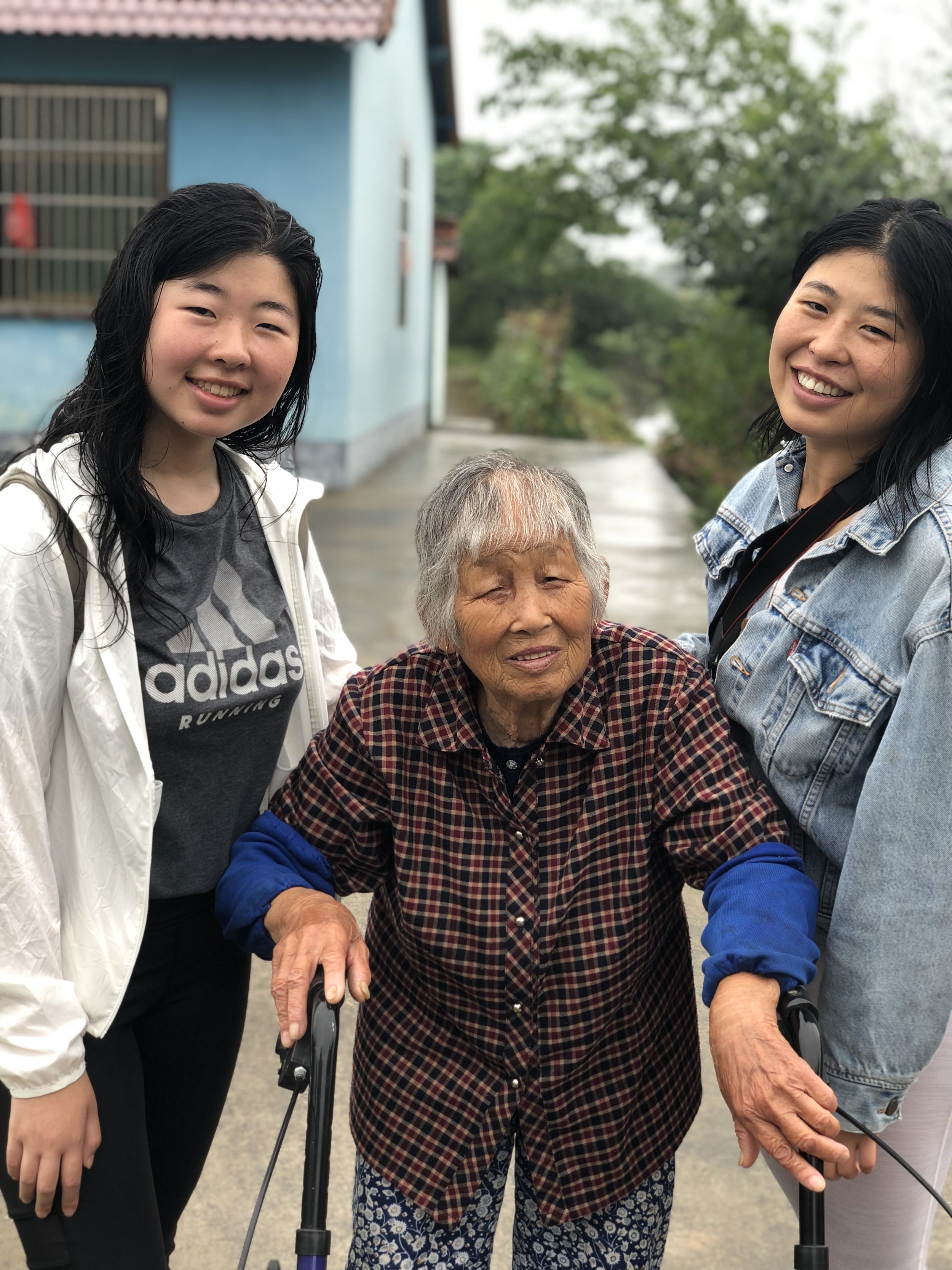 Jennie and Eileen visiting grandma, Haimen, China, 2019