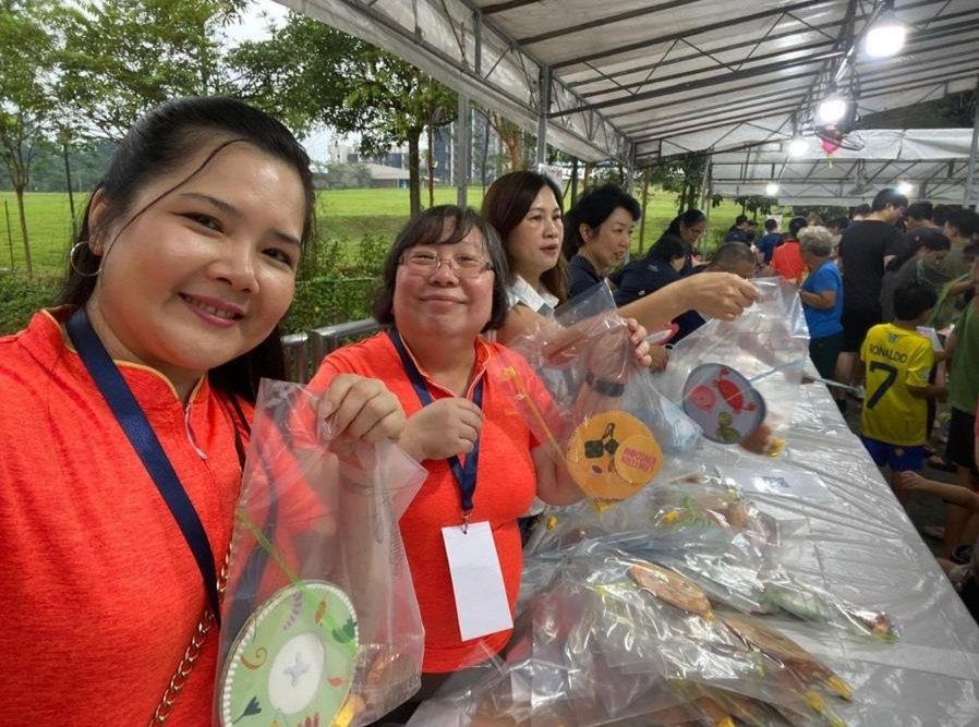 Volunteers helping to spread the cheer and brightening up the community with lantern goodie bags.
