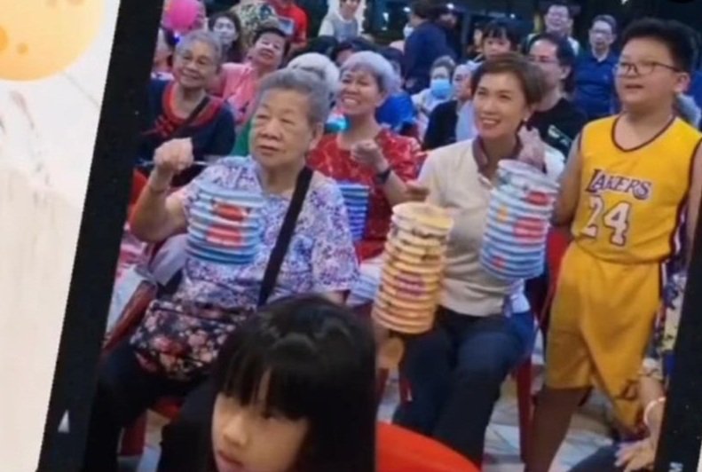Josephine Teo (Minister for Digital Development and Information of Singapore) carrying our lanterns and celebrating with residents - Photo taken from Facebook