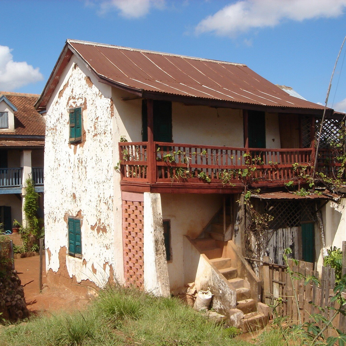 These elegant mass and moulded earth houses are in Madagascar where they are built and maintained with and by local people, materials and skills...