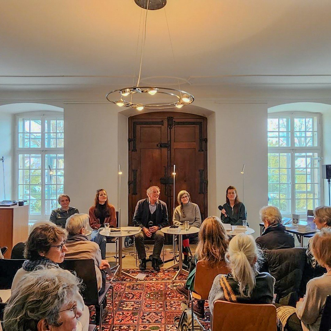 Aargauer Literaturhaus Lenzburg lately... 📸🌨🌷🫙

21.01. Caf&eacute; Litt&eacute;raire mit Marianne Erne, Patricia J&auml;ggi, Kathrin Probst &amp; Katharina Wehrli: &quot;Kruttingen - e Dorfgschicht&quot; 
21.01. Elisabeth Bronfen: &quot;H&auml;nd