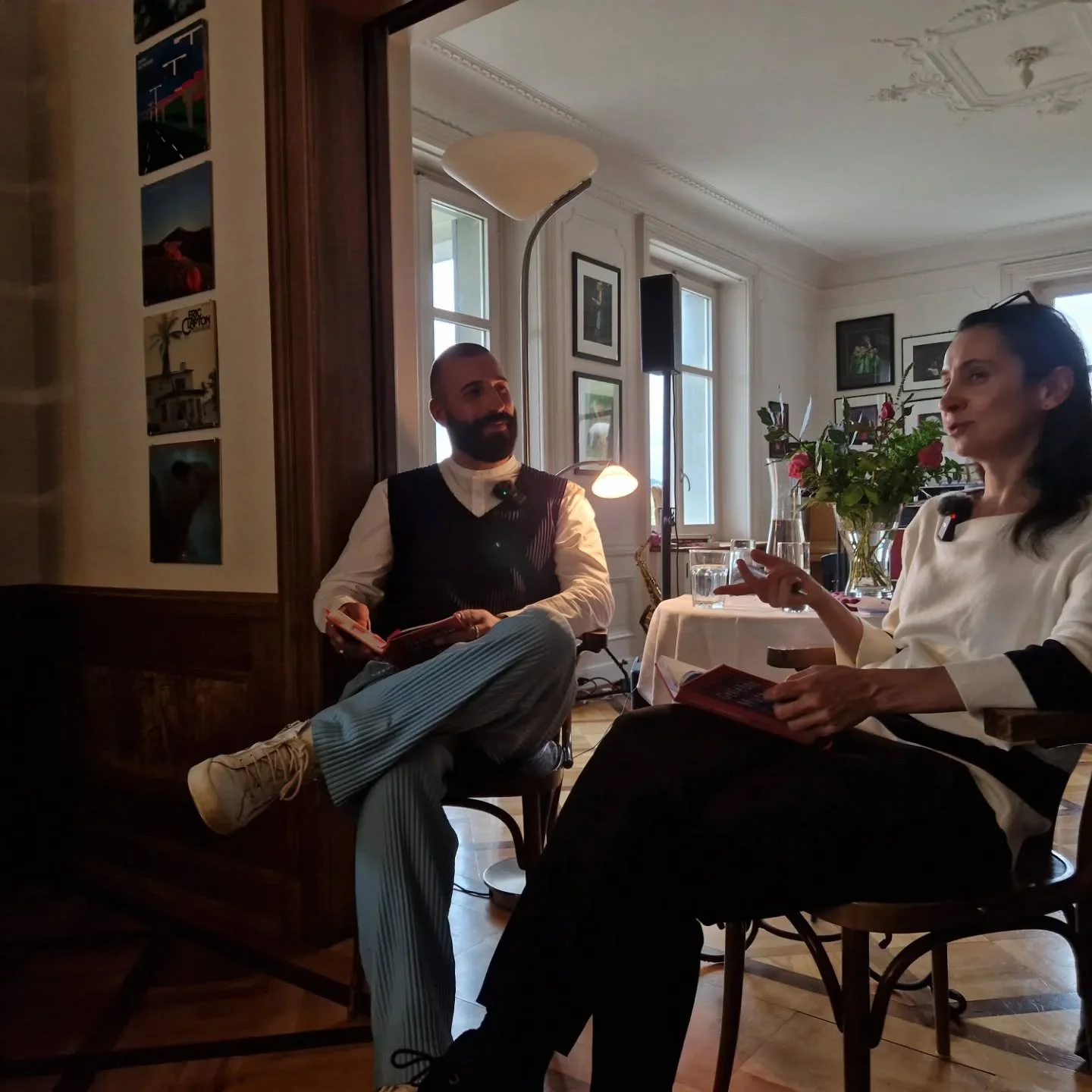 Das war die Sofalesung von &Ccedil;iğdem Akyol in Brugg. Im wundersch&ouml;nen Salon der Gastgeber:innen, inmitten von Musik, Kunst, Tieren und einem gespannten Publikum, las und diskutierte sie mit Okan Yılmaz (@okibaby_) &uuml;ber ihr Buch &quot;Ge