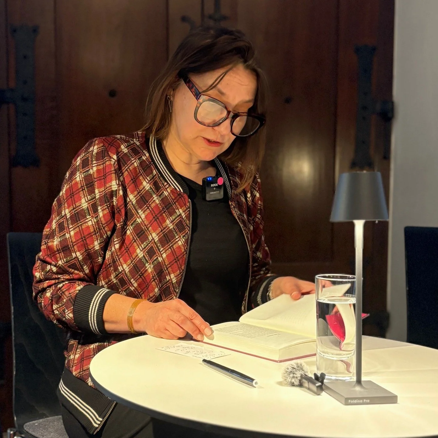 Tempo Bastardo! Die Zeit vergeht viel zu schnell wenn @barbara.schibli aus ihrem Buch "Flimmern im Ohr" liest. Das letzte Caf&eacute; Litt&eacute;raire stand ganz im Zeichen der Sinnlichkeit des H&ouml;rens, der Widerst&auml;ndigkeit der Sc