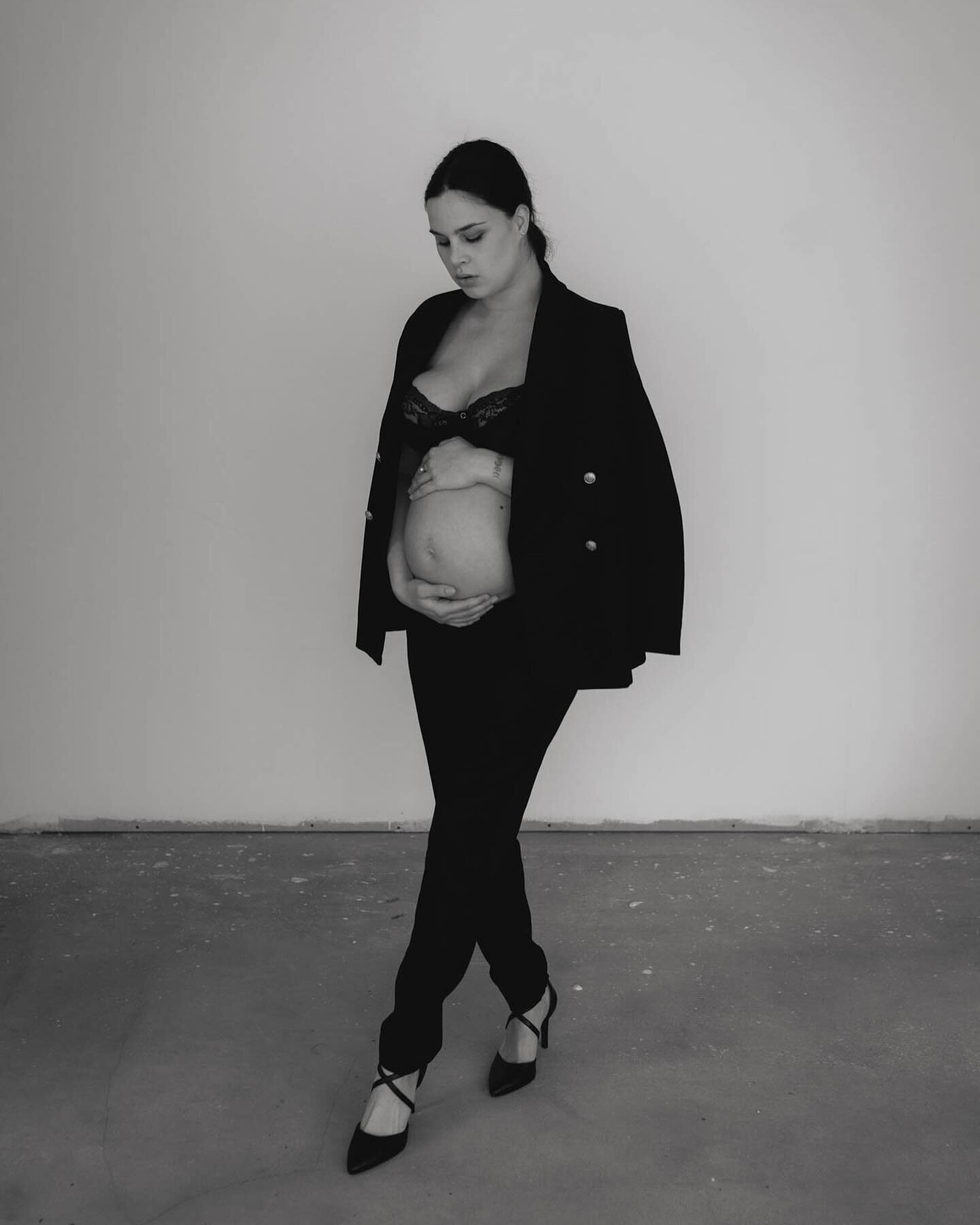 De eerste zwangerschapsstoot in de studio is een feit! Ohhh en wat ben ik blij met deze beelden 💓

Ik vind het zo leuk om wat meer esthetisch beeld te maken. Clean, simpel, krachtig , mooi licht en portret.

Dankjewel lieve @demijuffing 🌸

#zwanger
