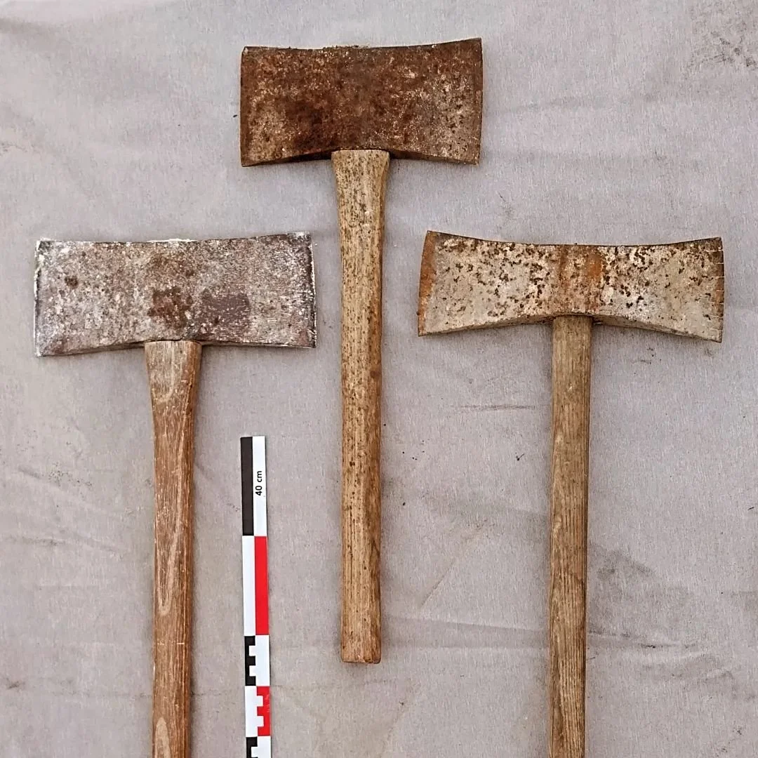 Sur le Chantier m&eacute;di&eacute;val de Guyenne, outre les travaux de ma&ccedil;onnerie, de charpente ou de jardinage, nous travaillons aussi &agrave; inventorier et documenter l'outillage des m&eacute;tiers traditionnels en lien avec  la patrimoin