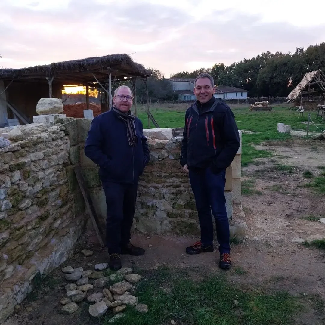 Visite aujourd'hui sur le chantier de deux imminents membres de notre comit&eacute; scientifique qui n'&eacute;taient pas venu depuis un an. 

C&eacute;dric Moulis (&agrave; gauche sur la photo) est docteur en arch&eacute;ologie m&eacute;di&eacute;va