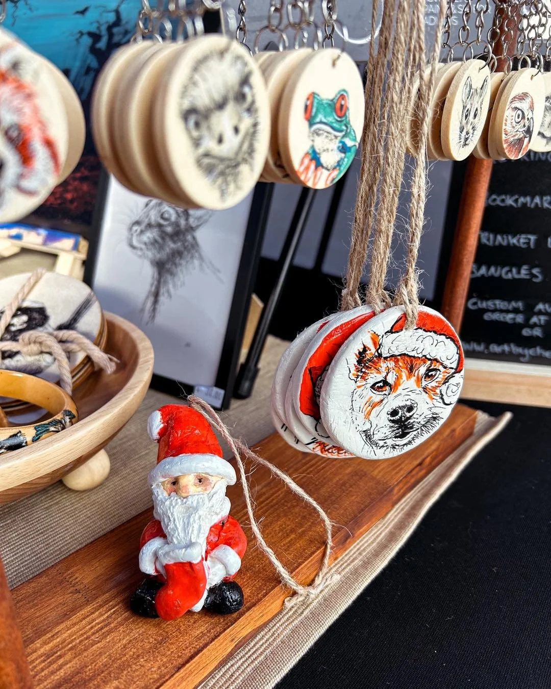 Woo sun&rsquo;s out, Santa&rsquo;s waiting 🤪

#christmas #christmasdecorations #christmastreedecor #ChristmasTreeDecor #sundayvibes #sunday #sundaymarket #sundaymarkets #SundayMarketVibes #basscoast #grantville #art #artist
