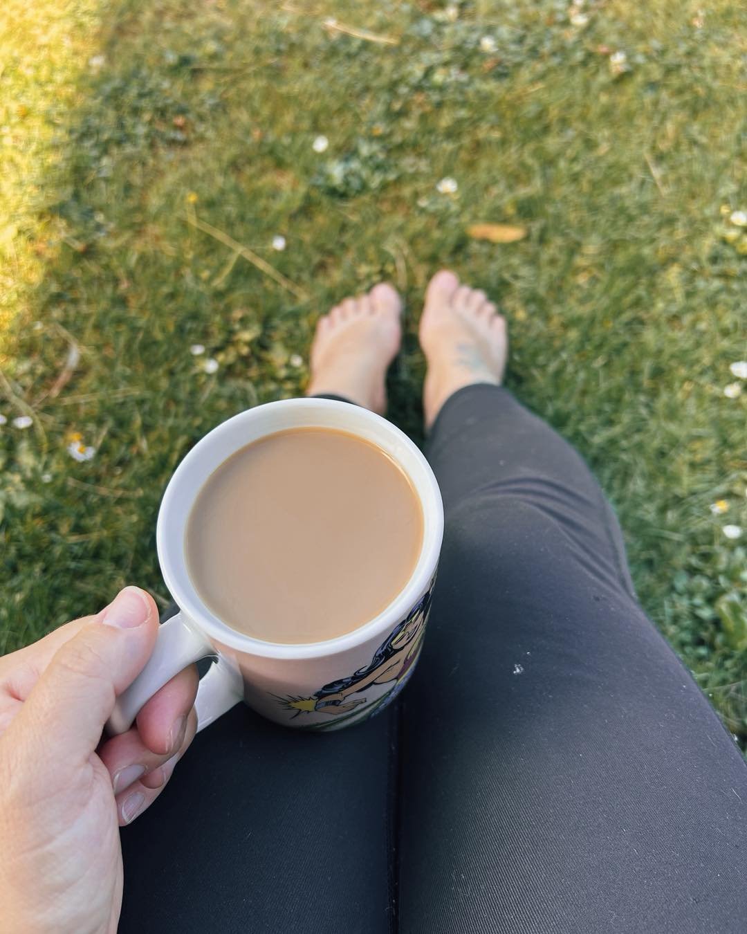 Sometimes you just need to take a moment to ground yourself 🌱

It&rsquo;s part of why I create the way I do. Why I take a little piece of nature (ethically, no plucking birds over here! 😅) and create nature inspired art. Whether it&rsquo;s a landsc