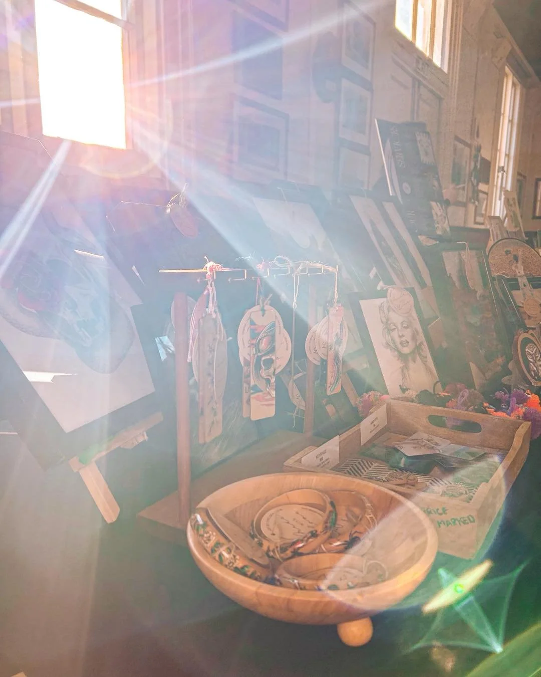 What a stunning morning in Loch today! 

We are here at the Hall for the market today alongside the Food &amp; Wine Festival. The hall is filled with lots of creatives, so many amazing talents &amp; loads of colour. Be sure to pop in! 

📍Loch Public