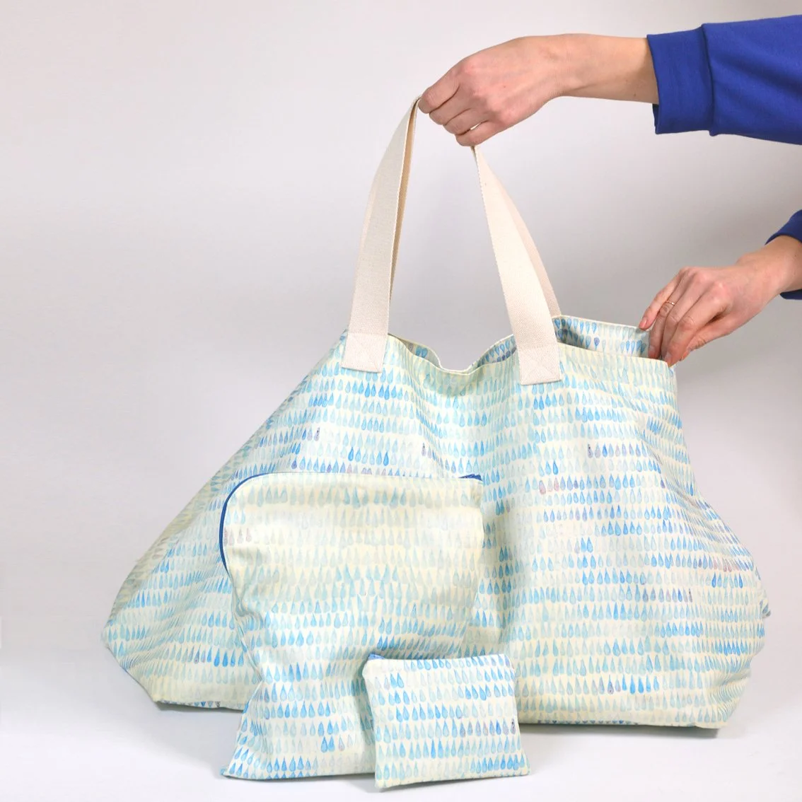 Gesamte Taschenkollektion mit Tränenprint
