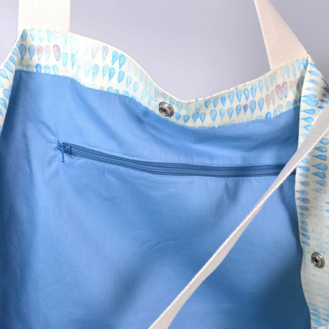geräumige Tasche mit Reißverschlussfach