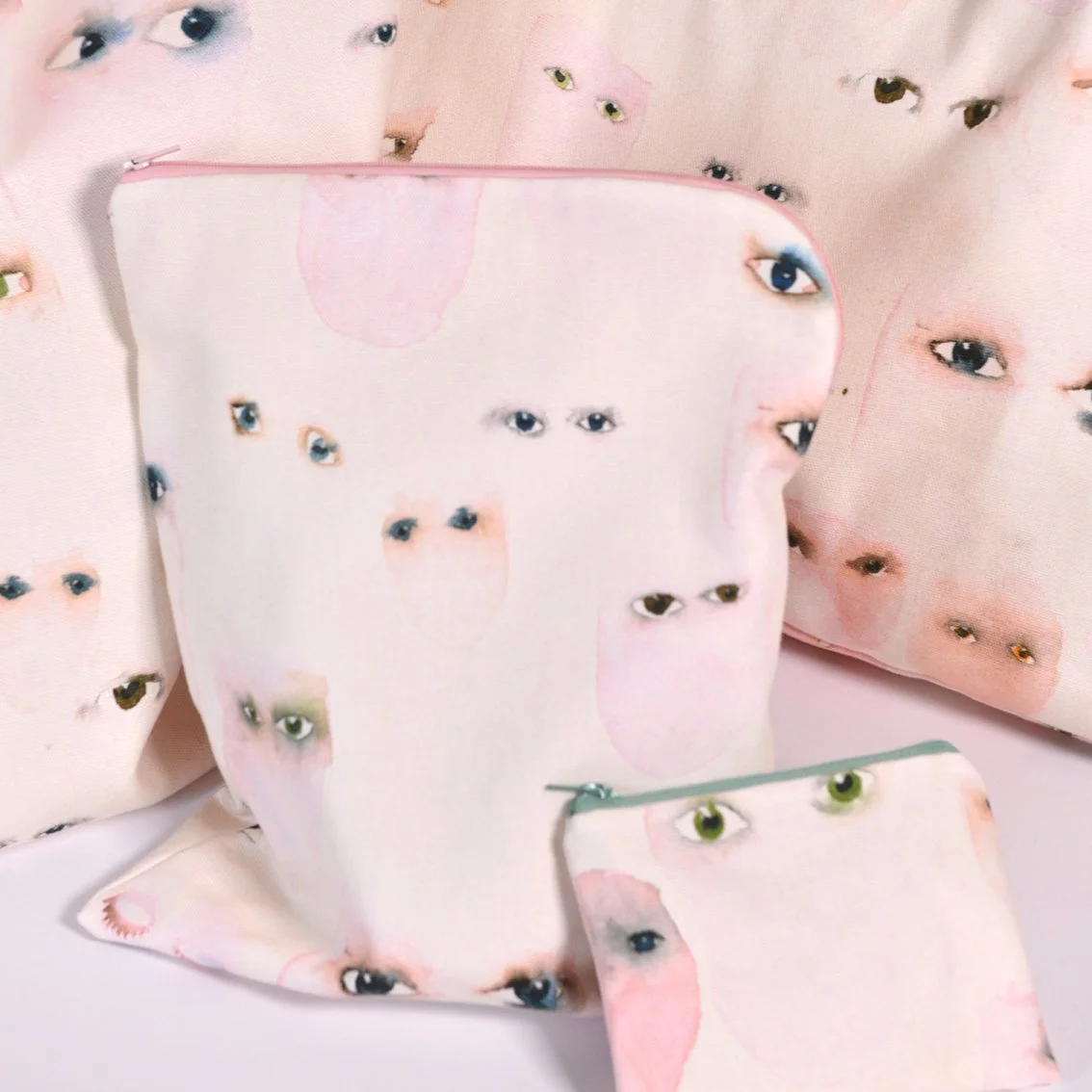 Gesamte Taschenkollektion mit Augenprint