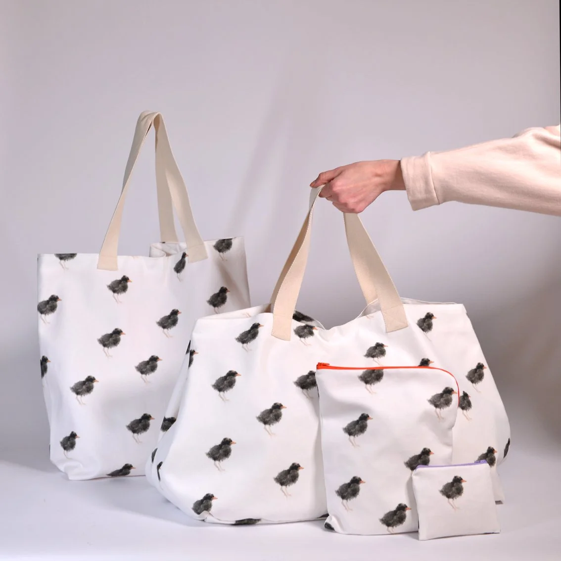 Gesamte Taschenkollektion mit süßem Kükenprint